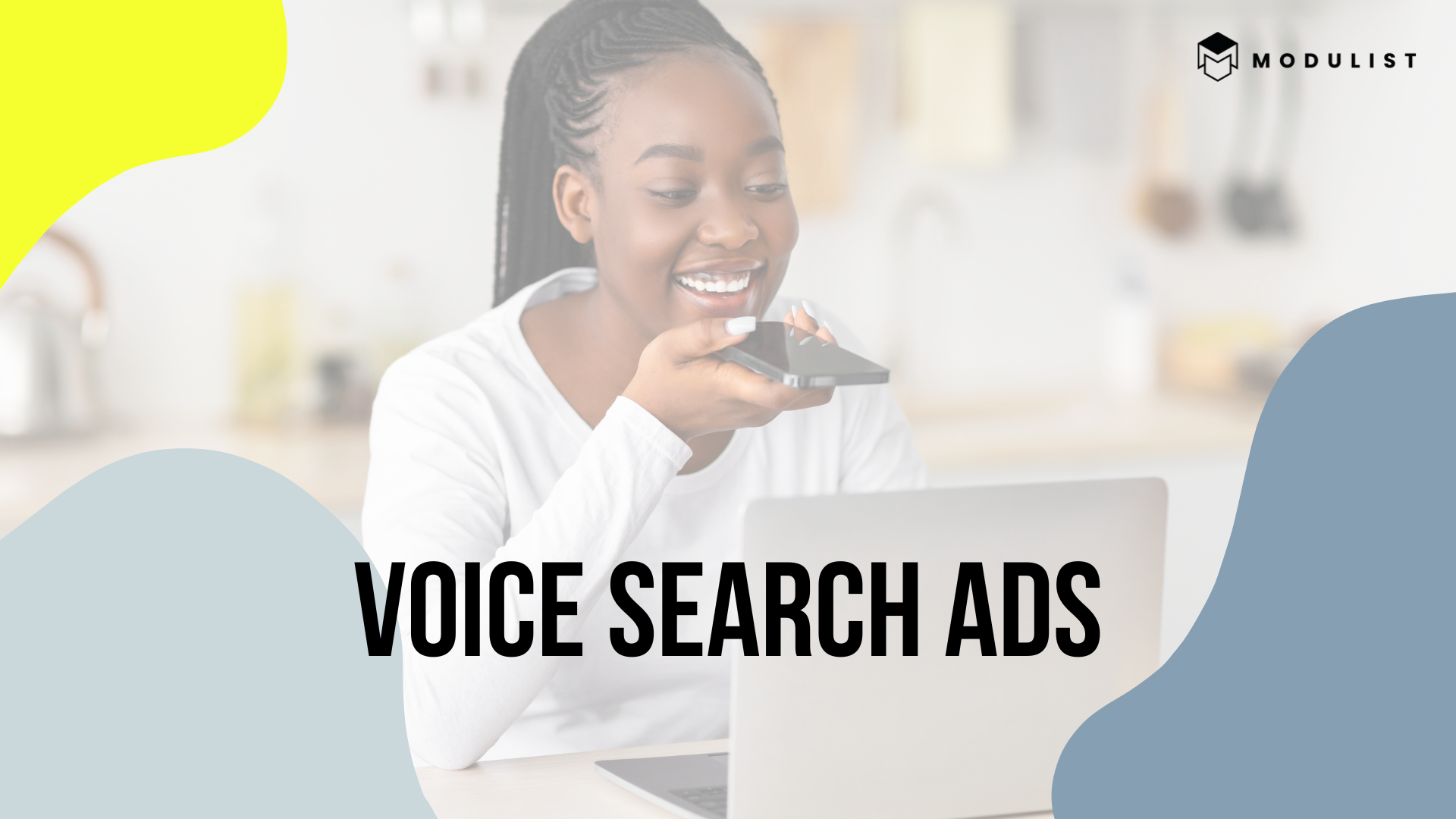 Voice Search Ads Header. Frau, die per Voice Search am Handy eine Frage stellt