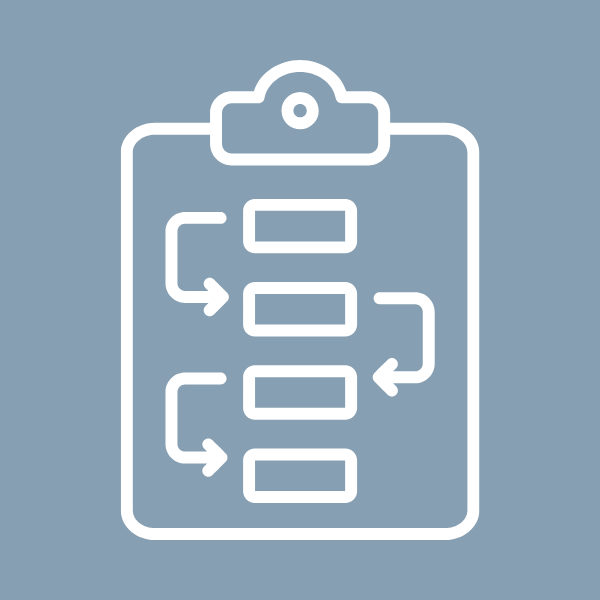 Clipboard mit einem schematischen Flussdiagramm aus vier verbundenen Rechtecken auf blauem Hintergrund