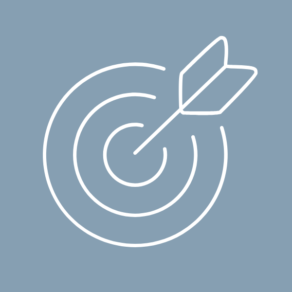 Pfeil trifft Zielscheibe in der Mitte auf blauem Hintergrund.