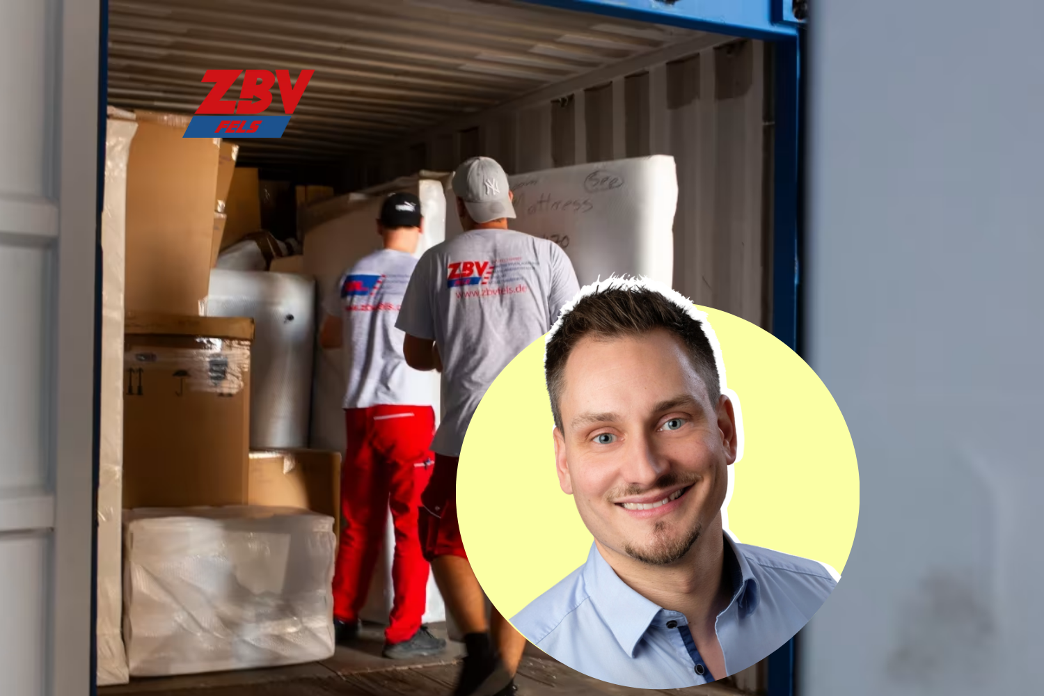 Zwei Männer laden Kartons in einen Container, darüber ein Porträt eines lächelnden Mannes vor gelbem Hintergrund.